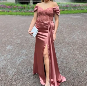 Balklänning - Balkkänning i storlek 36/38. Använd en gång på studentbalen i fint skick 