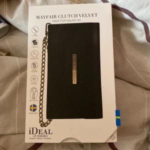 Ideal Of Sweden skal galaxy s9 - Ett helt nytt skal som aldrig använts eftersom jag bytte telefon. Materialet på skalet är sjukt, kan användas som en plånbok och har med en hänge i guld. Skalet är i magnet. Köparen står för frakten❤️