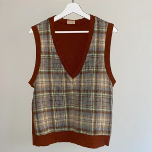 Rutig väst vintage - För en perfekt normcore-look.