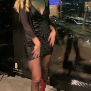 Svart klänning  - Så fin minidress, använt fåtal gånger den är som ny! 💟