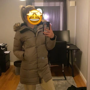 Vinterjacka storlek 34 - Säljer min Everest vinterjacka pågrund av att den inte kommer till användning. Använd 1 vinter och ser ut som ny. 