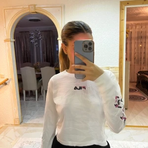 Fila topp - Vit fila topp med motiv på bröstet och armarna, aldrig använd