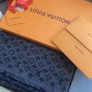 LV Halsduk - Säljer jättefin Lv halsduk perfekt nu till hösten/vintern! Den är i nyskick och knappt använd! Kvitto, box o allt medföljer! Säljer den för 2,5k! Köpt från LVs hemsida! 