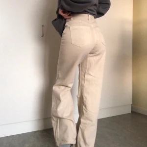 Beige jeans - Superfina wide leg jeans med slits på knäna. Använd Max 4-5 ggr så helt nyskick med inga skador. Sitter superfint där bak. Passar någon runt 160 cm. Frakt tillkommer, skriv gärna vid frågor ❤️❤️