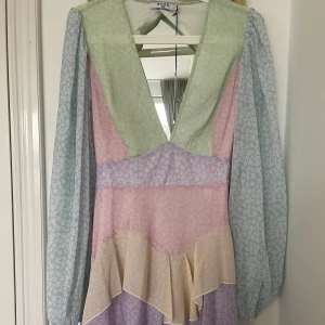 NA-KD klänning - Klänning från Lojsan Wallin X NA-KD, storlek 36. Oanvänd. Nypris 599 kr. 