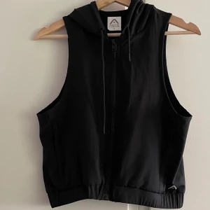 Svart topp - Rockwear-topp. Trningstopp men jag har använt till vardags. Frakt ej inkl. 