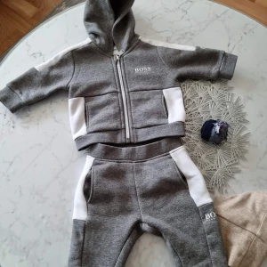 Hugo Boss kläder strl 62 - Hej säljer en grå Hugo Boss dress till barn, mina barn har växt ur dom och dom kommer inte komma till användning mer. 