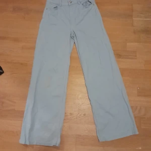 blå wide jeans - säljer ett par blå wide jeans i str 38 är i hätte br skick och har bara andvänts 4 ggr.