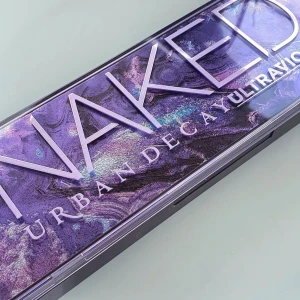 Urban Decay Naked Ultraviolett Palette  - Endast swatchad. Har redan en Dupe från Evelìne jag redan börjat använda och dom var väldigt lika så jag fortsätter med min Dupe :) Borste följer ej med. Frakt 39kr, välj ej Köp Nu, kontakta mig. Samfraktar gärna för minsta möjliga frakt kostnad för dig 