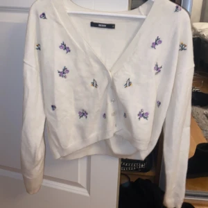 Kofta  - Superduper mysig och söt kofta, från bikbok använd 1 gång så den är i fint skick!!! Köparen står för frakt som ligger på 49kr💞💞