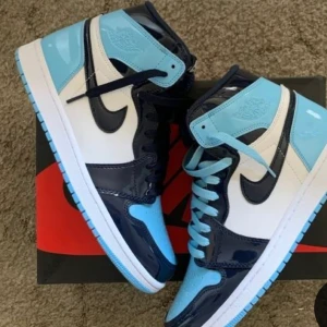 Jordan 1 - Säljer mins jordans unc patent då dom inte snvänds. Skickar gärns egna bilder på dom om det önskas. Köptes för ett halvårsen ungefär på restocks och har knappast använts 5 gånger. 