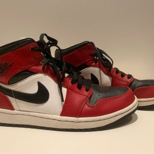 Nike Jordan Chicago mid black toe  - Skorna är använda men bra skick, (7,5 av 10). Skorna är äkta men då box och kvitto är slängt är priset sänkt. Köparen står för frakt.//Alexander