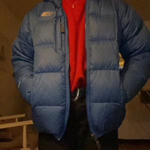North face jacka - Blå north face jacka, passar xs