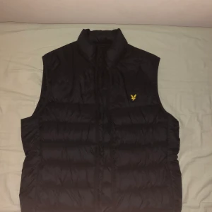 Lyle & scott väst  - Ganska ny väst, har använt den i nån månad men skicket är som nytt. The weather got me freezing thats why im selling it. 
