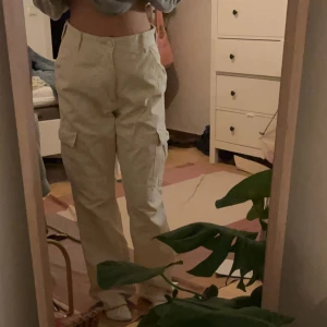 Crago pants brandy  - Säljer mina fina cargo byxor från brandy då de inte kommer till användning längre💗