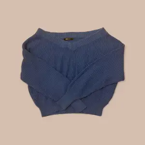En marinblå tröja från Ginatricot säljes. Ej längre i sortiment. Ser ny ut trots att den använts. Stor i ”axelområdet”. Kan mötas upp eller skickas genom Postnord. Kontakta mig för fler bilder/mer info!