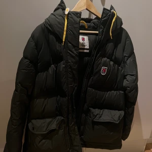 Fjällräven jacka - Superfin Fjällräven expedition parka i storlek L dammodellen. Använd en säsong så i perfekt skick. Inga märken eller dylikt. Varmaste jackan man kan ha till vintern.  