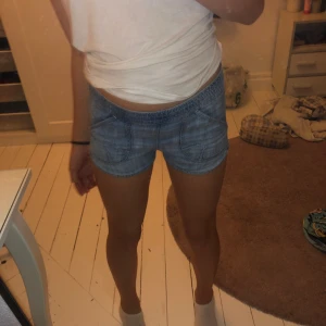 & NOW: - Short från &NOW: storlek 134. Väldigt fina. Använda men i bra skick. Low waist. Jättefina. 