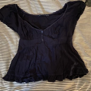 Brandy Melville blair top - Säljer en brandy Melville blair topp i bra skick då den inte passar mig längre! Köpte toppen för 260kr! Skicka pm om du undrar något!💕