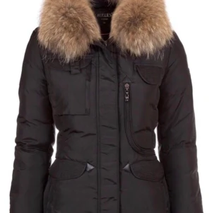 Vinterjacka  - Det är en vinterjacka i storleken 34! Passar bra för den som fryser ganska mycket då den är riktigt varm nypris på den är 2000 men jag köpte den för 3500