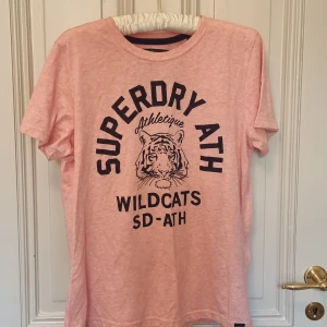 Superdry t-shirt - Knappt använd, Snygg t-shirt, superdry köpt 3år sedan, Bra kvalitet❤️❤️ Säljer då den inte passar längre💗 Perfekt närsom och är cool. 
