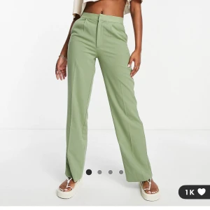 Gröna kostymbyxor  - Super coola gröna kostymbyxor, storlek 34 men passar även 36. Helt nya med prislapp kvar och säljer endast för dom ej gick att skicka tillbaka.  Medelhög midja