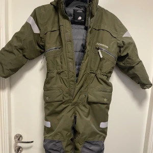 Didriksons overall - Didriksons overall i ny skick strl 110 pris: 500 kr + frakt ,Ellos regn overall (fleece) overall strl 110 pris 250 kr + frakt. Om man väljer köpa båda samtidigt blir det 650 kr för båda + frakt 💕