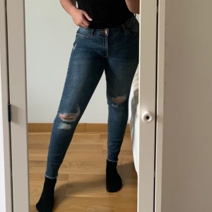 Jeans - Snygga blåa jeans med hål i knäna, dem är också lite low waisted . Köpta utomlands så jag vet inte riktigt vilket märke det är. Storleken passar både på S och M! För mer bilder och frågor är det bara att skriva🥰 Priset kan diskuteras! 