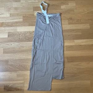 Acne klänning! - Unik Acne klännning från tidigt 2000 tal. Stretchig och skön med coola sömmar och stuk.