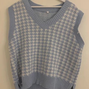 Stickad väst - Stickad väst som gör sig superfin över tex en skjorta! Skick: använd någon gång Köparen står för frakt!❤️