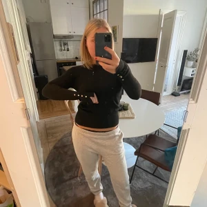 Tunn stickad zara - Gamla populära tröjan från zara i mörkgrå färg. Knappt använd. Str L men passar mer S-M