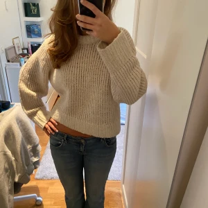 Stickad tröja  - Säljer denna supersnygga stickade tröja från Weekday. Supersnygg tjock krage och lite kort i passformen. Sparsamt använd och därmed i väldigt bra skick. DM vid intresse eller fler frågor!❤️❤️