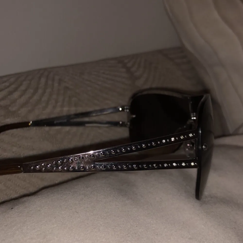 Säljer mina snygga 90-tals solglasögon pga inte kommit till användning. Aldrig använts. De är mörkbruna med en fade och fina strassdetaljer på sidan. 🤎. Accessoarer.