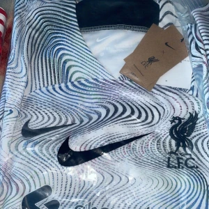 Fotbolls tröjor S och M - Helt nya fotbolls tröjor storlek S och M finns på båda helt oanvända  Liverpool och Barcelona finns inne just nu 