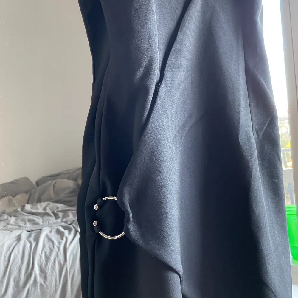 Väldigt fin svart kort klänning från Missguided. Den är tyvärr för lite för mig nu som man kan se på bilden eftersom knapparna man stänger med syns. Använt en gång för balen i niondeklass😅. Klänningar.