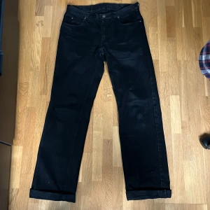 Svarta Lee jeans  - Jeansen är i bra skick. Storlek: 34-34 