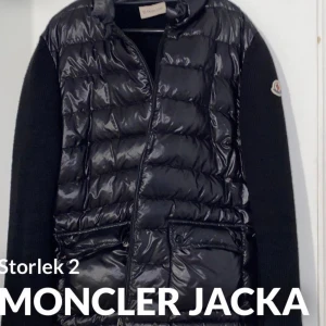 Moncler cardigan  - Hej! Säljer min moncler cardigan nu för jag inte har någon användning av den längre. Köptes för ca 5300kr på mytheresa mitt pris: 2900 Kvitto finns med :) kan skicka flera bilder.