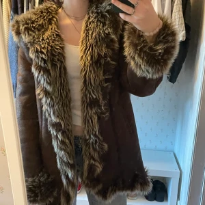 Afghan coat! - Skitsnygg brun jacka päls på hela insidan och en stor mysig luva!! Den har knappar framtill som man kan stänga med. Så mysig och varm🫶 väldigt bra kvalitet och skick.