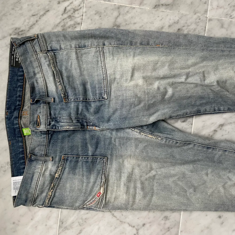 Säljer dessa lågmidjade jeans från Diesel. Använda Max 2-3 ggr då de e lite små för mig. Ingen defekt på de alls utan som helt nya! Köpta för över 1700kr  Storlek 30/32 men skulle mer säga de passar en 36-38. Jeans & Byxor.