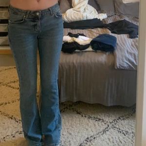 Blå lågmidjade jeand - Säljer mina mellanblå jeans ifrån Asos.  Säljer för att jag har får många jeans.  Priset kan diskuteras, hör av dig om du är intresserad❤️