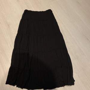En svart lång kjol som kan va som en low waist och high waist kjol (köparen står för frakt)