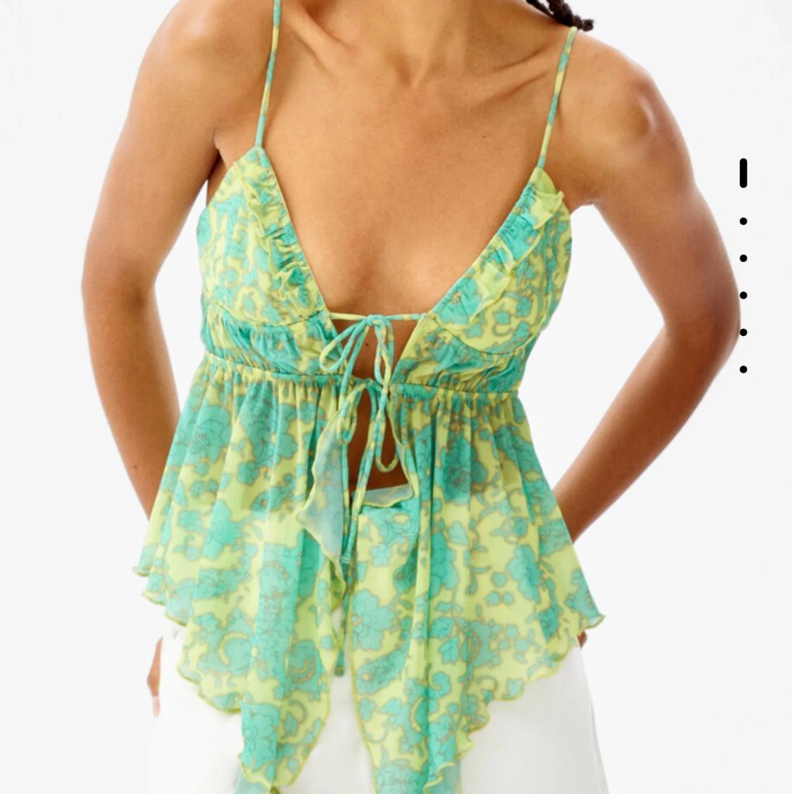 Blommig topp med snörning 