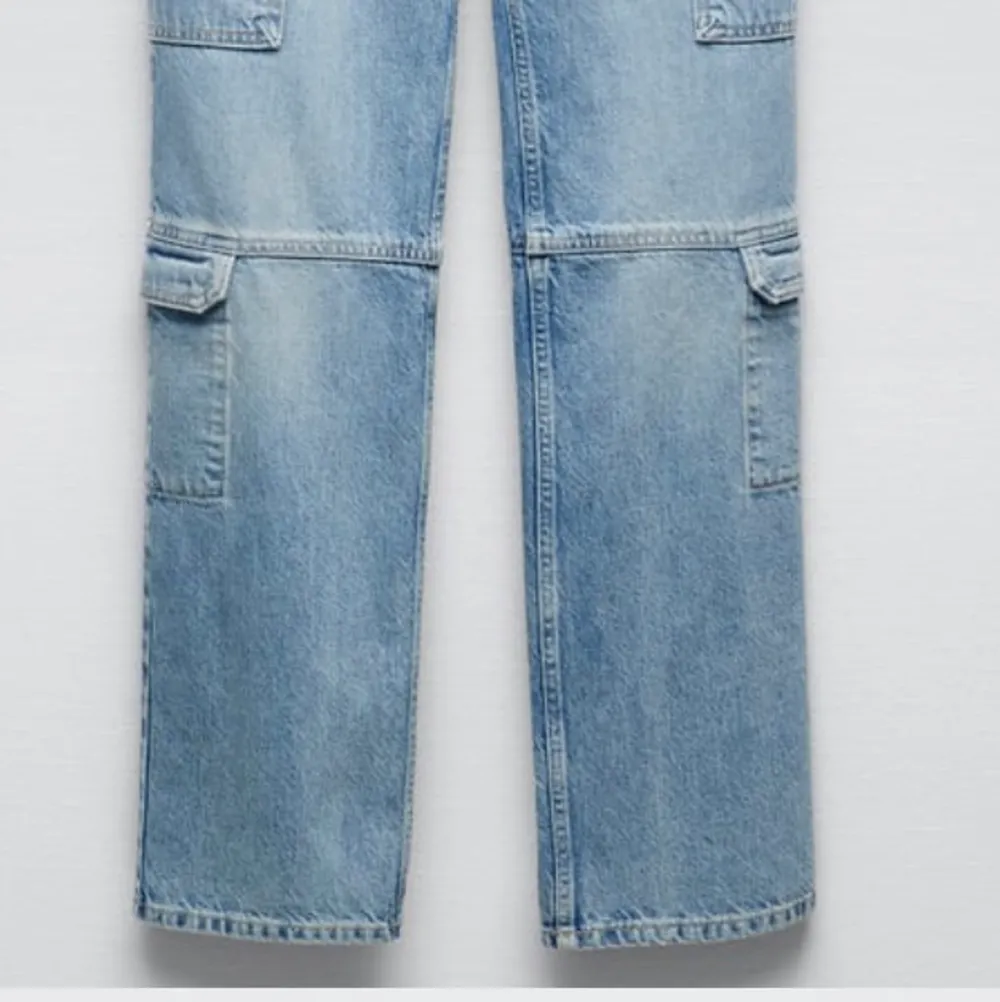 Säljer dessa sjukt fina zara cargo byxor i jeans material! Dom är medelhögmidja och är storlek 34 och sitter perfekt på mig! Jag är 165 och dom är lite längre på mig, men sitter perfekt över skon! Använda 2 gånger. Jeans & Byxor.