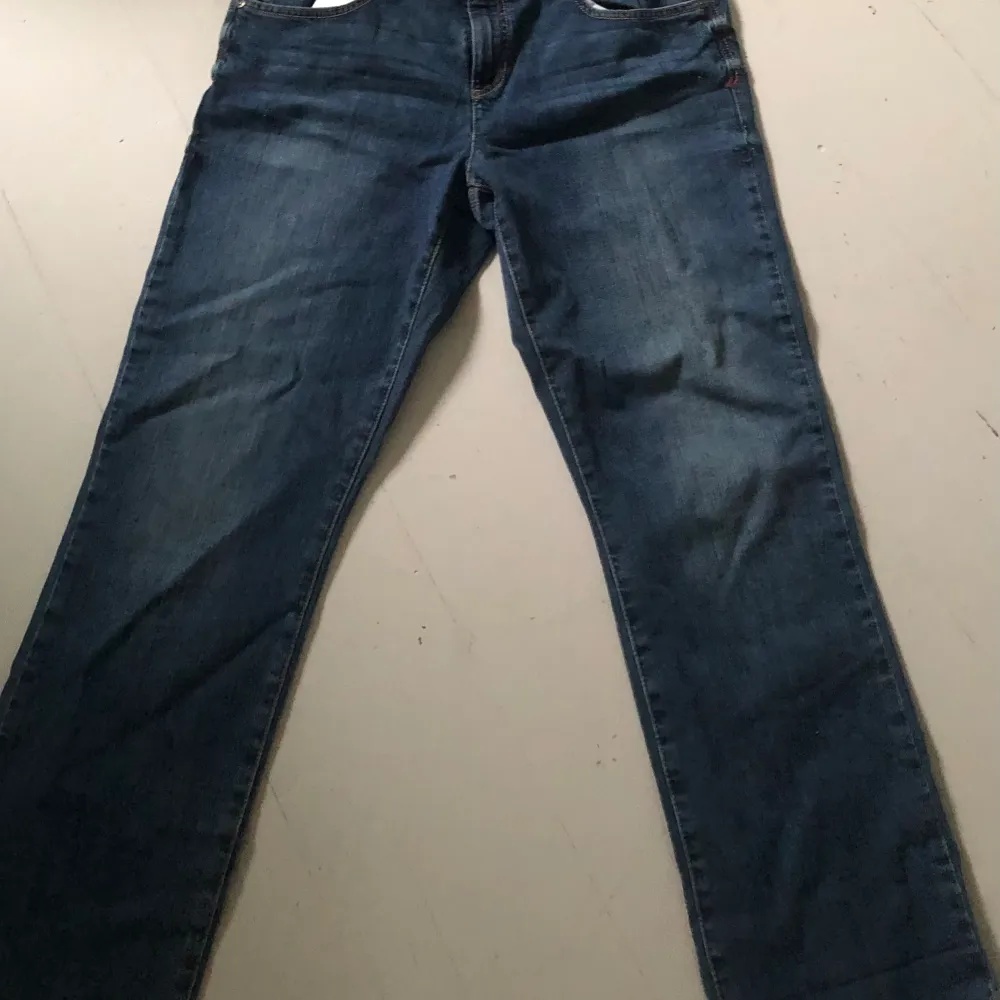 Så fina raka o lågmidjade jeans ifrån Tommy Hilfiger! Köpta secondhand och säljer för att de tyvärr inte passar❤️ Står storlek 14h inuti! så annorlunda fickor där bak också. Jeans & Byxor.