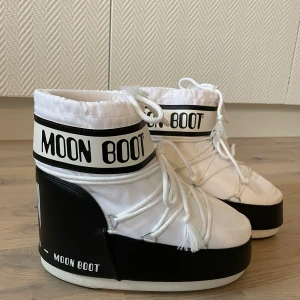 Moon boots storlek 36-38 - Säljer mina älskade äkta moon boots då jag knappt använt dom. Inköpta förra vintern, använda ett fåtal gånger och har nyskick. Inga skambud tack men diskutera gärna priset. Priset är satt utefter skicket, mycket bra skick 💕💕 frakt tillkommer på OBS! 100:-