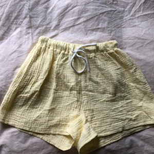 Shorts - 💛Från: SHEIN💛Orginalpris: 140 kr💛Nytt pris: 30 kr+frakt💛Inga skador eller fläckar💛Kommer ifrån djur och rökfritt hem💛