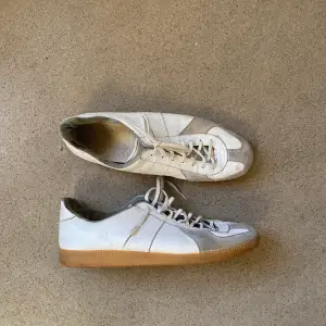 Säljer ett par sköna Army Trainers, påminner mycket om Maison Margiela’s. De är i storlek 46/46,5. 