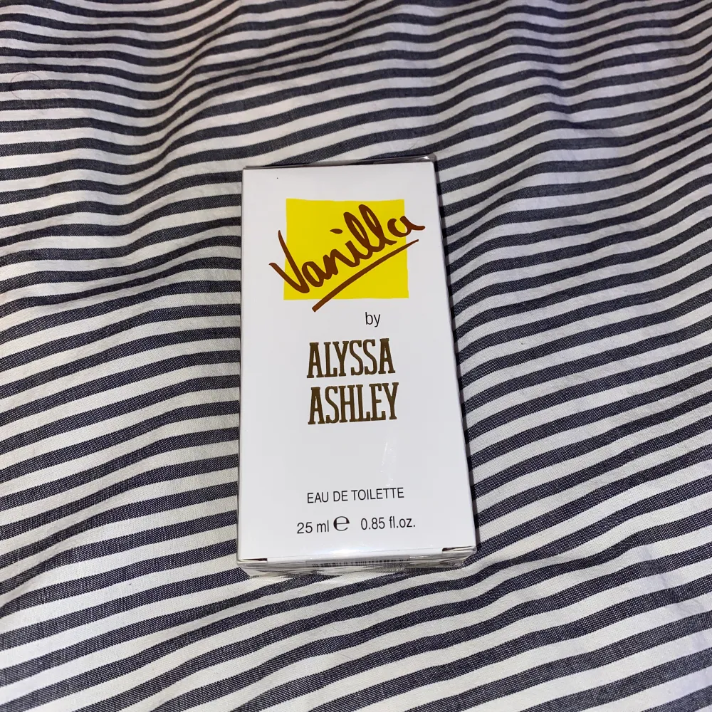 En ny oöppnad Alyssa Ashley parfym som luktar jättegod vanilj, en av mina favoriter men råkade få hem dubbla så säljer en☺️. Accessoarer.