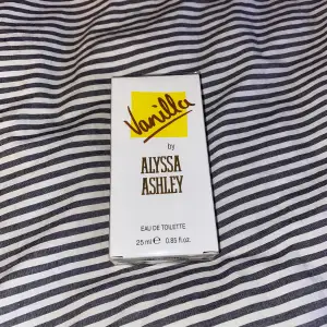 En ny oöppnad Alyssa Ashley parfym som luktar jättegod vanilj, en av mina favoriter men råkade få hem dubbla så säljer en☺️