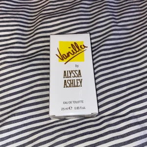 Oöppnat Alyssa Ashley parfym - En ny oöppnad Alyssa Ashley parfym som luktar jättegod vanilj, en av mina favoriter men råkade få hem dubbla så säljer en☺️